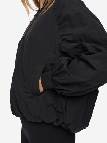 NÜMPH Freizeitjacke 'NUBOLINA JACKET' in Schwarz