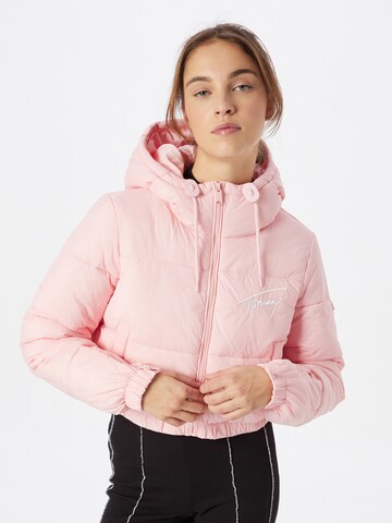 Tommy Jeans Φθινοπωρινό και ανοιξιάτικο μπουφάν σε ροζ: μπροστά