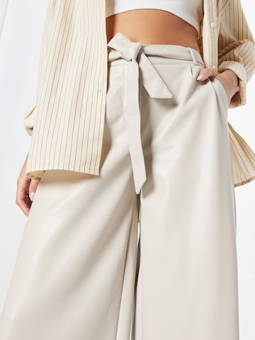 Wide leg Pantaloni con pieghe di COMMA in beige