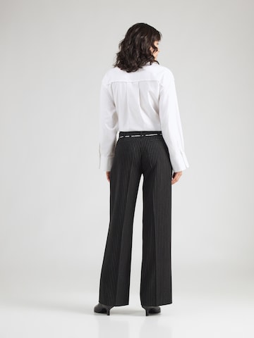 Regular Pantaloni cutați de la KARL LAGERFELD JEANS pe negru