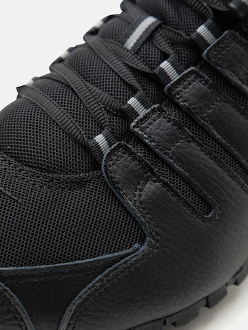 Nike Sportswear Ниски маратонки 'SHOX NZ' в черно