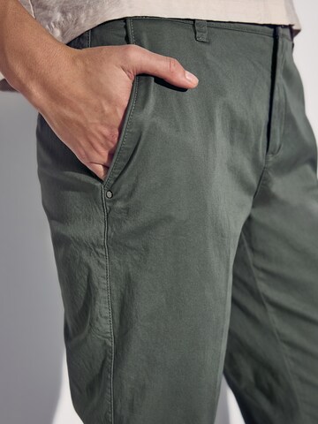 Regular Pantaloni cu dungă de la STREET ONE pe verde