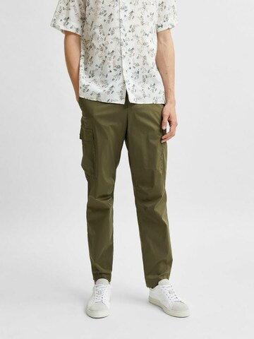 regular Pantaloni cargo di SELECTED HOMME in verde: frontale