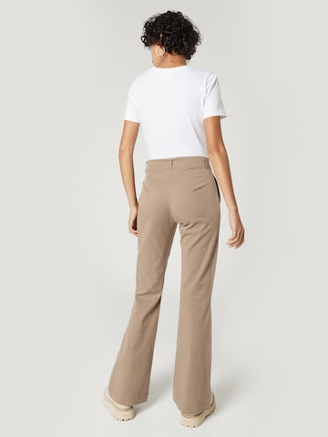 évasé Pantalon 'CORA' A LOT LESS en marron