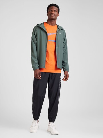 Nike Sportswear - Camiseta 'SWOOSH' en naranja