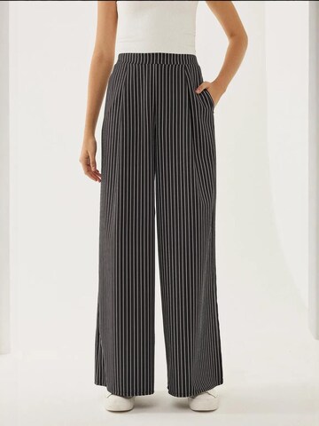 Wide Leg Pantalon à pince Hiccup en noir : devant