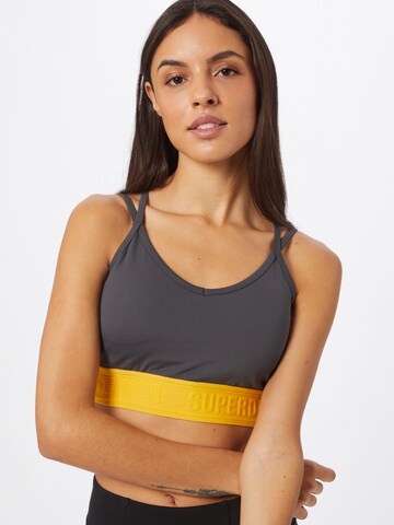 Superdry Bustier Sportmelltartók - szürke: elől