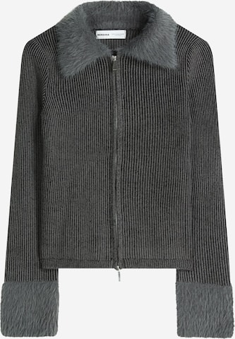 Bershka Neuletakki värissä harmaa: etupuoli