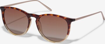 Pilgrim Sunglasses 'VANILLE' in Brown: front
