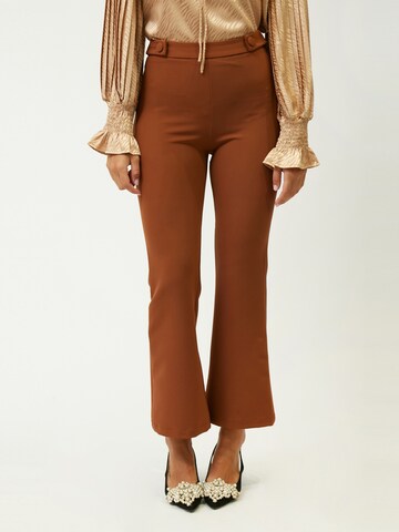 évasé Pantalon Influencer en marron : devant