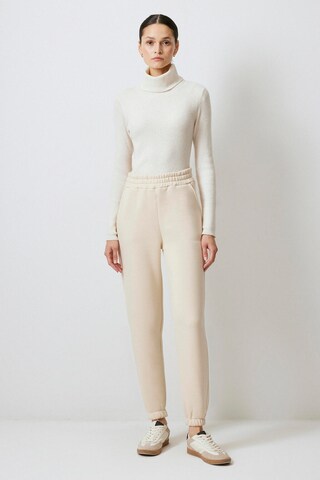 Touche Prive Regular Chino trousers in Beige: front