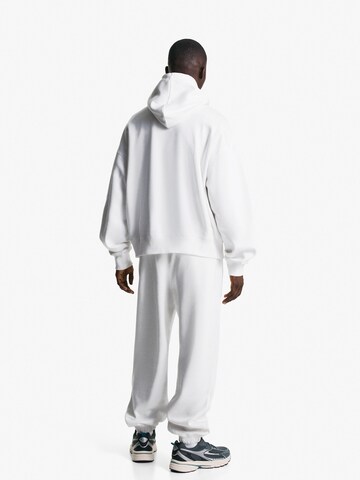 Tapered Pantaloni de la Bershka pe alb