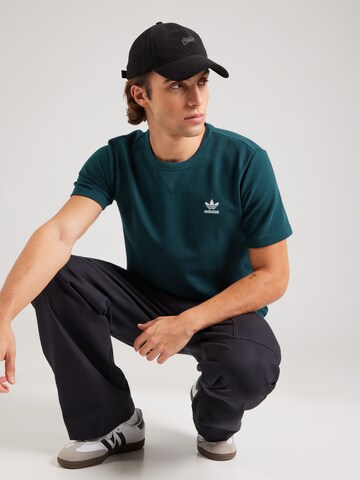 ADIDAS ORIGINALS Футболка 'ESS' в Зеленый: спереди