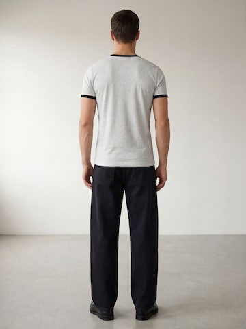 ARMIE Bluser & t-shirts 'The Dave Contrast' i grå