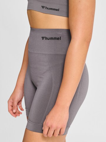 Hummel Skinny Sportshorts in Grau