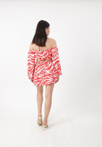 Elara Kostume i rød