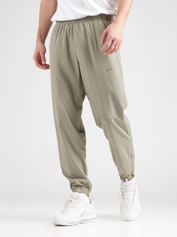 Tapered Pantaloni sportivi 'Form' di NIKE in verde: frontale