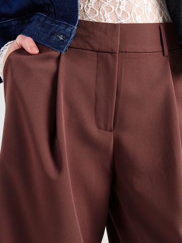 studioselectLoosefit Hlače s naborima 'Elsa' - smeđa boja