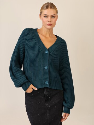 APART Strickjacke in Grün: Vorderseite