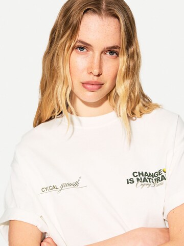 Bershka T-Shirt 'CHERRY PIE' in Beige