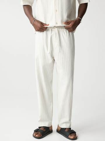 Pull&Bear Regular Pants in White: front