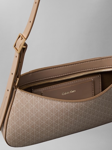 Calvin Klein Τσάντα ώμου σε γκρι