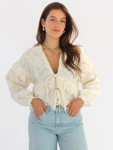 Honnête Atelier Blouse 'Bailey' in White: front