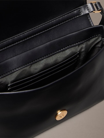 Calvin Klein Taška přes rameno – černá