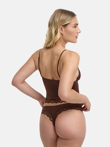 cfab (formerly creamy fabrics) - Top 'Deep Neck Lace Top' en marrón