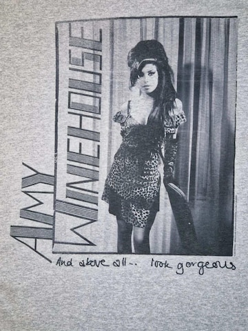Amy Winehouse - Camiseta 'Amy Winehouse And Above All…Look Gorgeous T-Shirt' en gris