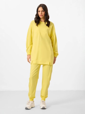 Tommy Life Sweatsuit in Yellow: front