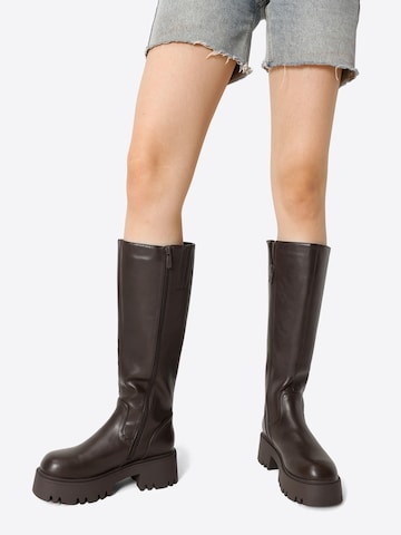 Dream Pairs Boot in Brown