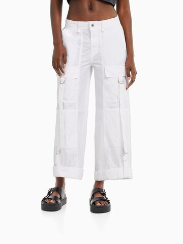 Loosefit Pantalon cargo Bershka en blanc : devant