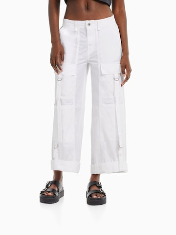 Loosefit Pantalon cargo Bershka en blanc : devant