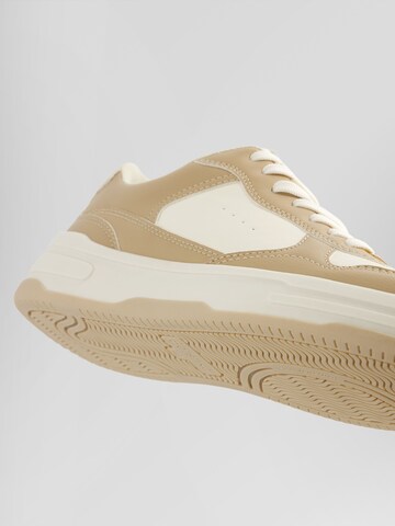 Sneaker low de la Bershka pe galben