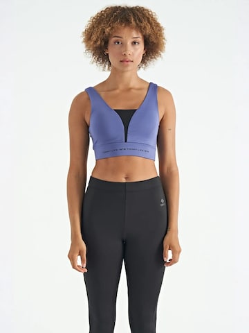 Haut de sport Tommy Life en bleu : devant