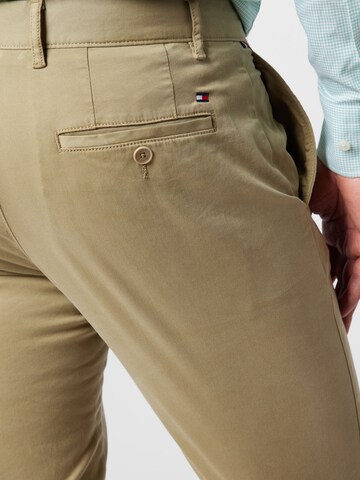 TOMMY HILFIGER Regularen Chino hlače 'Denton' | zelena barva