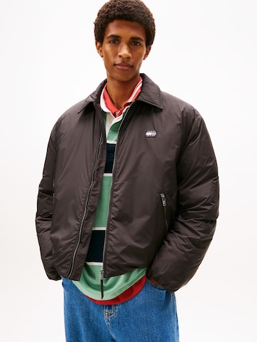 Tommy Jeans Демисезонная куртка в Черный: спереди