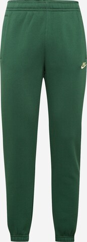 Nike Sportswear Tapered Broek 'CLUB FLEECE' in Groen: voorkant