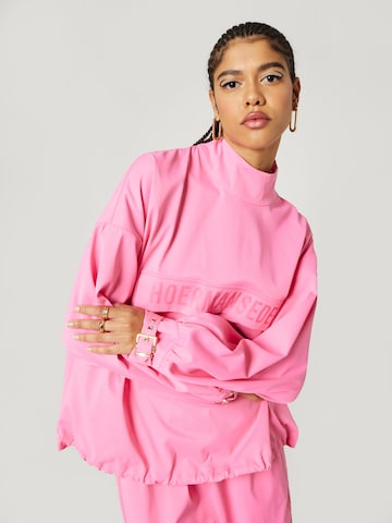 Hoermanseder x About You Blouse 'Flora' in Roze: voorkant