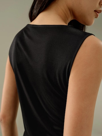 Top 'Seidenjersey Ärmelloses Top mit Wasserfallausschnitt' di Lilysilk in nero