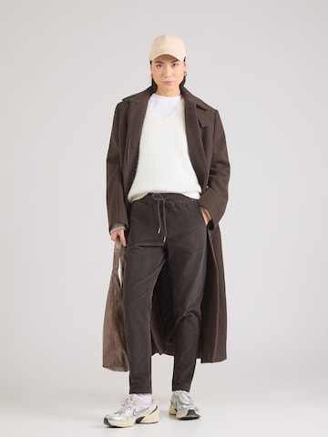 ZABAIONE Zúžený strih Nohavice 'Ki44raa' - Hnedá