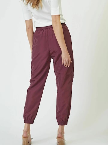 Effilé Pantalon ' Trice' co'couture en rouge