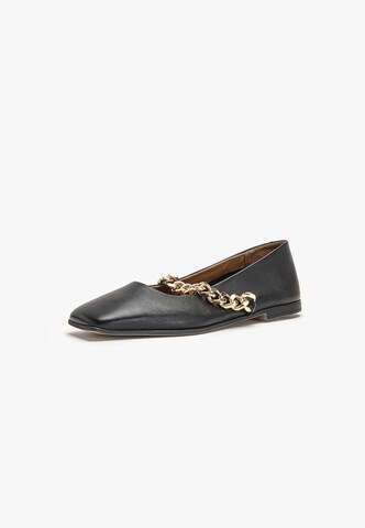 INUOVO Ballet Flats with Strap in Black: front