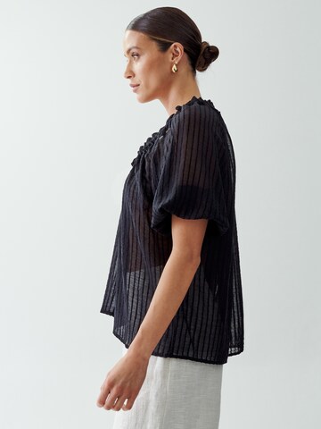 The Fated - Blusa 'AMIRA' en negro