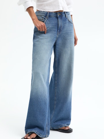 Pull&Bear Wide leg Jeans i blå: framsida