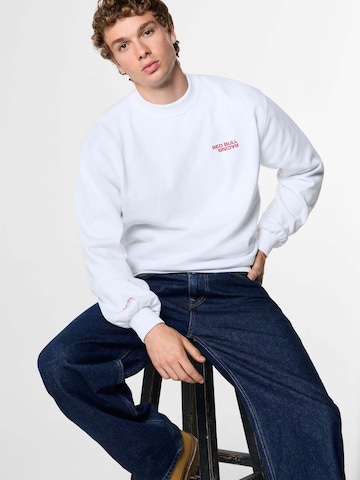 Red Bull Racing x Pepe Jeans Sweatshirt 'Red Bull Racing' in Wit: voorkant