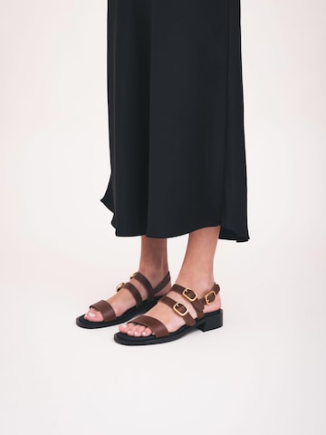nae Vegan Shoes - Sandalias con hebilla 'VERA' en marrón: frente