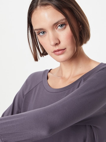 Maglia funzionale 'Flow' di CURARE Yogawear in grigio