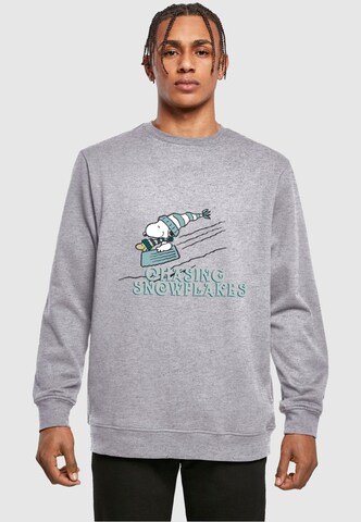 Merchcode Sweatshirt 'Peanuts Chasing Snowflakes' in Grijs: voorkant